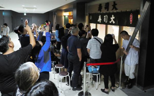 另一人氣壽司店「壽司大」未正式開業就吸引一大班遊客拍照
