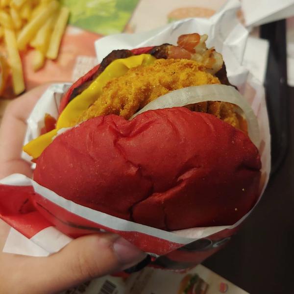 視覺衝擊火紅色漢堡！韓國快餐店萬聖節限定產品