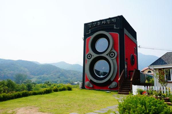 首爾近郊夢想相機咖啡店 樓高兩層超巨型相機！