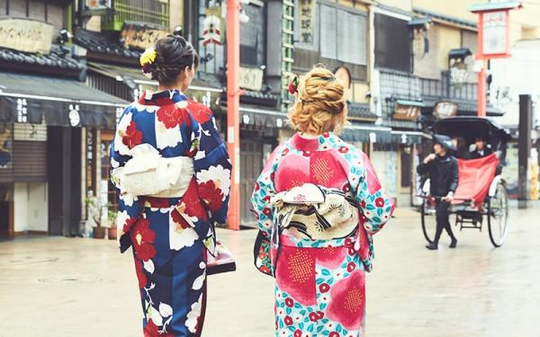 穿著和服當然不是去京都的專利，穿著和服穿梭淺草充滿懷舊氣息的街頭也別有一番風味！這家在京都有不少分店的「きものレンタルwargo」在淺草亦有分店，和服款式眾多，而且包括袋子、髮簪等飾物。官方網站支援中