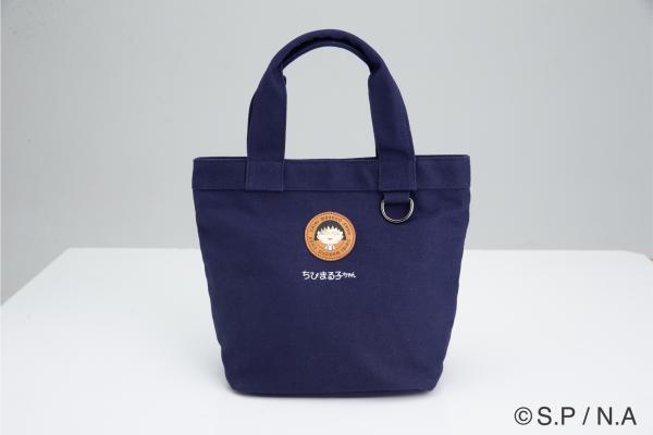 台灣藥妝店推櫻桃小丸子雜貨換購 每款都可愛又實用！深藍色手提袋
