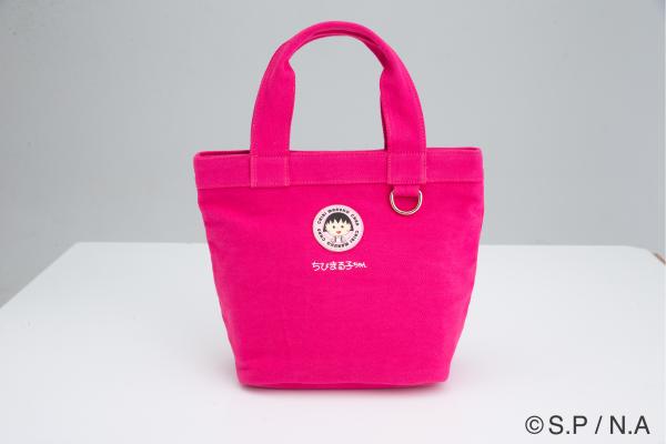 台灣藥妝店推櫻桃小丸子雜貨換購 每款都可愛又實用！桃紅色手提袋