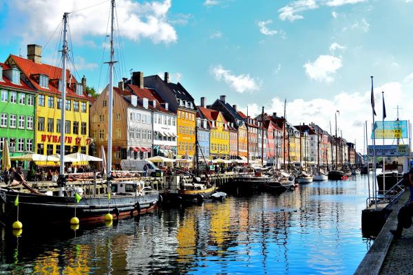第1位：丹麥 哥本哈根 (Copenhagen) 哥本哈根是北歐中最大的城市，也經常在十大宜居城市排行中上榜，當地人的生活態度、街頭美食和工藝品市場、歷史悠久的主題公園Tivoli Gardens、「