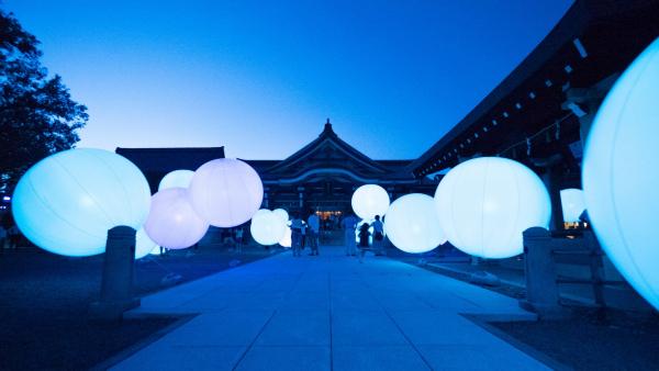 teamLab進駐東京近郊姆明村！ 大自然景色融合夢幻光影燈飾