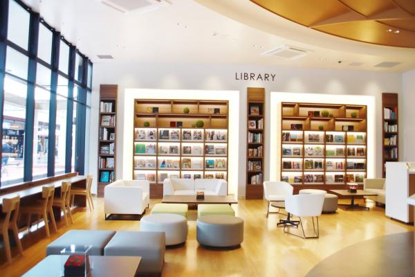 Outlet擴建後增設「SERVICE LOUNGE」，有更大的休憩空間，而且跟與青山Book Center合作設置小型圖書館