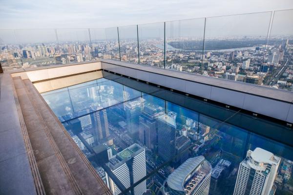 呈獻世界上最大的玻璃地板之一，高達310米。