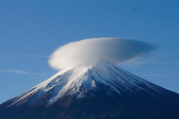 天空帽子可遇不可求！ 日本富士山頂出現「笠雲」奇景