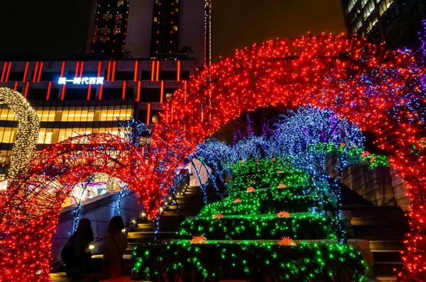 300萬顆夢幻星星燈！ 台北統一時代百貨耶誕城
