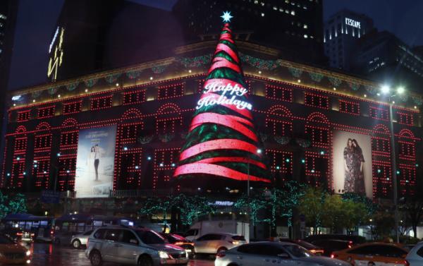 明洞地標聖誕樹亮燈！