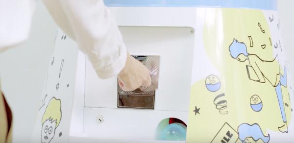 日本推出「微笑扭蛋機」 具人臉識別功能 不用投幣 微笑即可扭蛋
