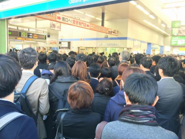 繁忙時間推乘客入車廂！ 東京地鐵招聘月台補助員