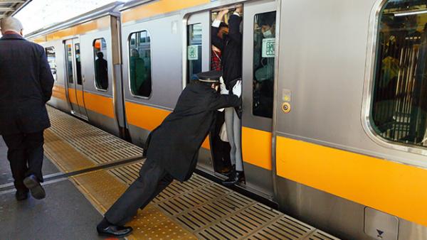 繁忙時間推乘客入車廂！ 東京地鐵招聘月台補助員