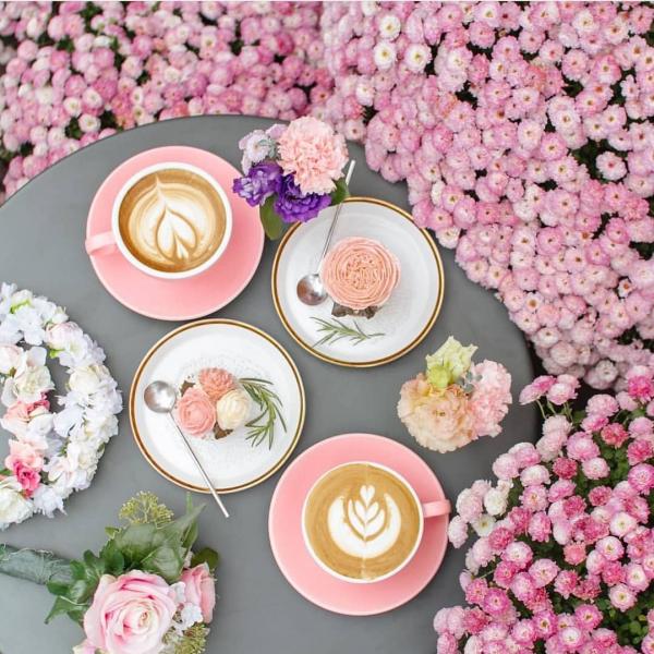 首爾人氣打卡咖啡店 夢幻粉紅花花牆！