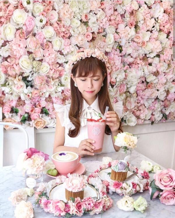 首爾人氣打卡咖啡店 夢幻粉紅花花牆！