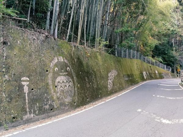 日本山道出現神秘青苔刻畫 畫像全都是宮崎駿筆下角色