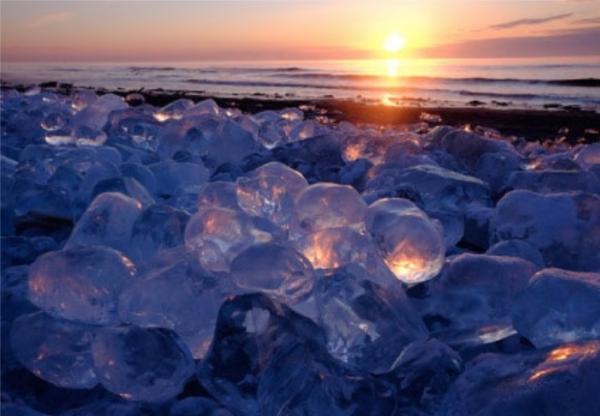 日本冬天罕見自然現象 北海道海岸出現「寶石冰」絕景