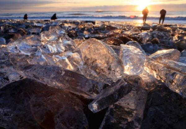 日本冬天罕見自然現象 北海道海岸出現「寶石冰」絕景