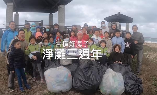 台灣小學無懼寒風放假執垃圾3年堅持每月做淨灘義工　網民讚: 很棒的身教