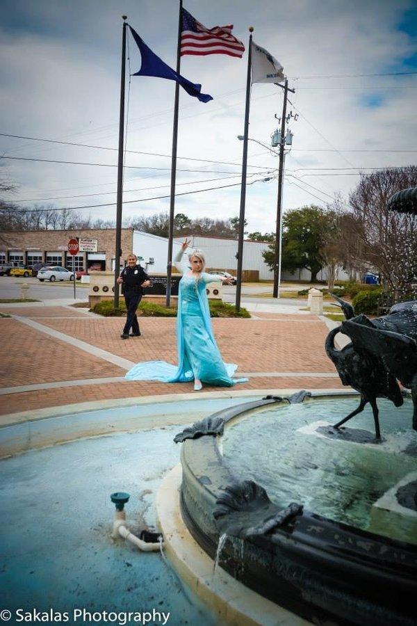 美國寒流的「元兇」已被捕！ 警局惡搞拘捕冰雪女王Elsa