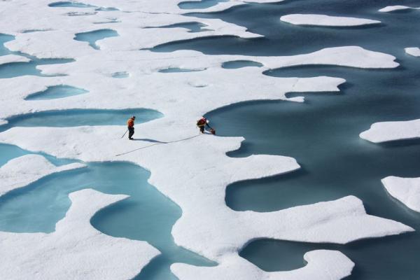 南極冰川驚現巨型空洞　 全球暖化現象加劇