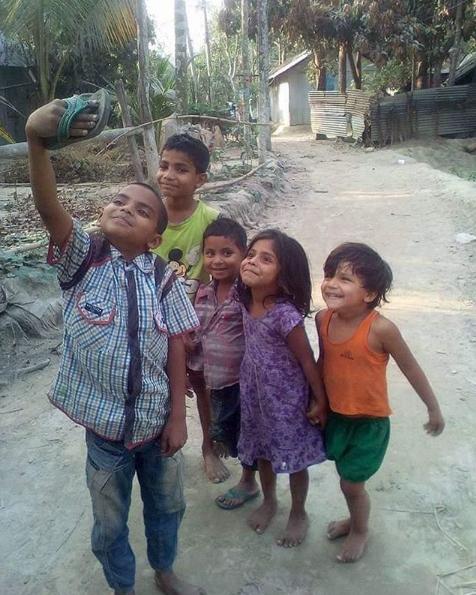 拖鞋變相機！ 印度小孩天真自拍照感動5萬網民