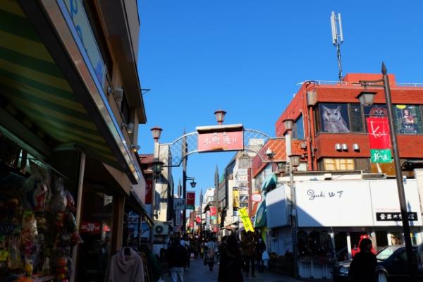 掃街行為困擾當地人 鎌倉市制定條例籲遊客不要邊走邊吃