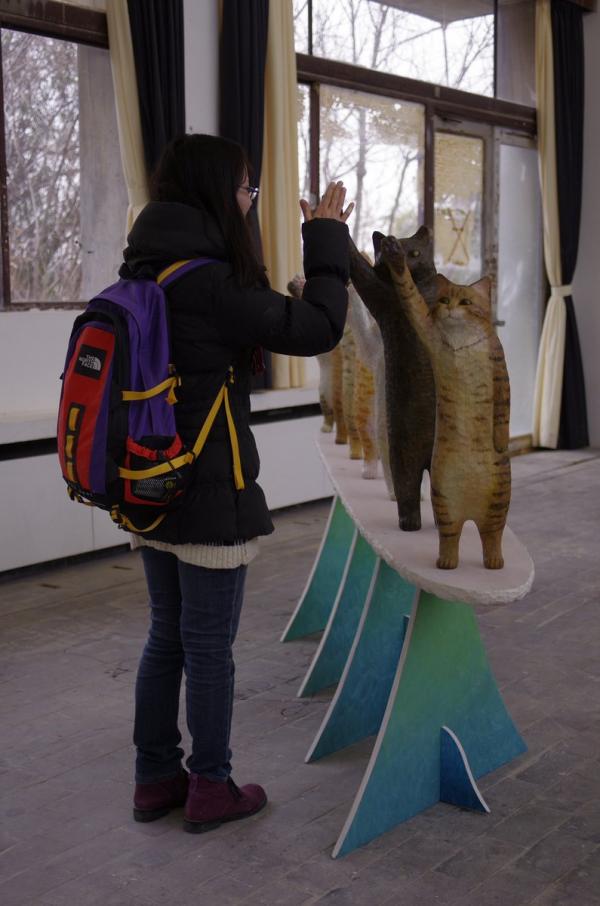 7隻貓貓等著和你擊掌！ 日本雕刻家創作可愛貓貓木雕溶化網民心