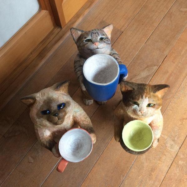 7隻貓貓等著和你擊掌！ 日本雕刻家創作可愛貓貓木雕溶化網民心