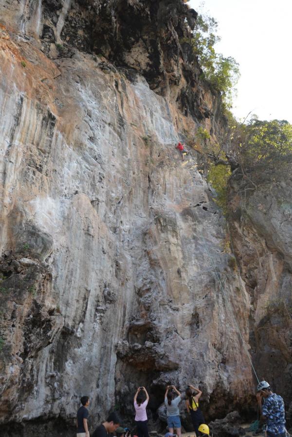 泰國喀比天然岩壁攀石初體驗！ 初學者挑戰一攀到頂