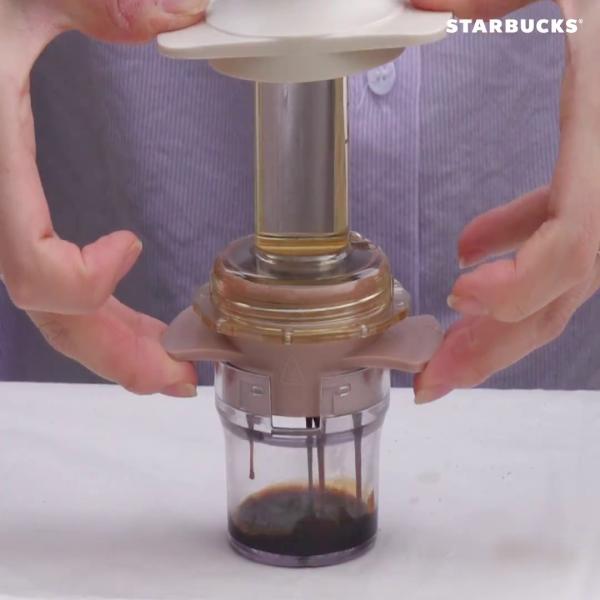 韓國Starbucks推粉藍野餐系列 輕便手壓咖啡機！