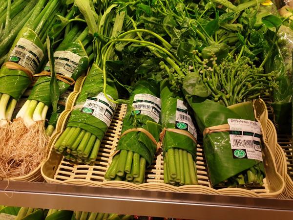 超市環保新招獲讚　 香蕉葉取代膠袋包裝