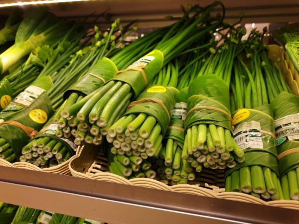 超市環保新招獲讚　香蕉葉取代膠袋包裝