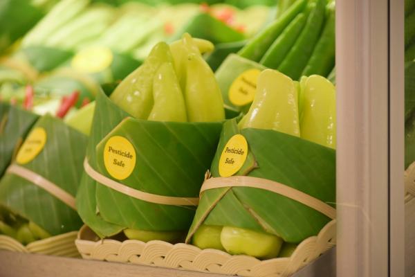 超市環保新招獲讚　 香蕉葉取代膠袋包裝