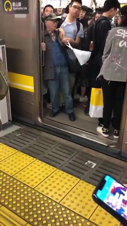 日本老伯伸手8次阻車門關閉導致地鐵延誤1分鐘 網民斥行為過分