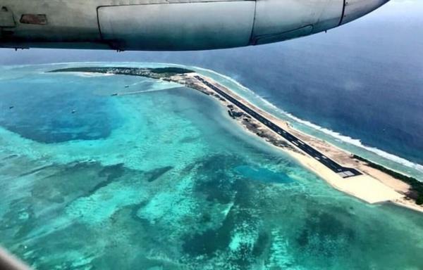 一隻雌性綠海龜日前被發現在馬爾代夫島嶼馬法魯（Maafaru）國際機場的跑道上產卵。據指，該位置原屬海灘，即使新機場已建成一段日子，馬法魯機場於去年8月落成，將來亦會計劃在島上興建更多建築物，包括酒店