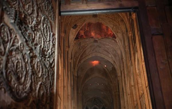 法國巴黎聖母院大火 尖頂塌下屋頂燒毀