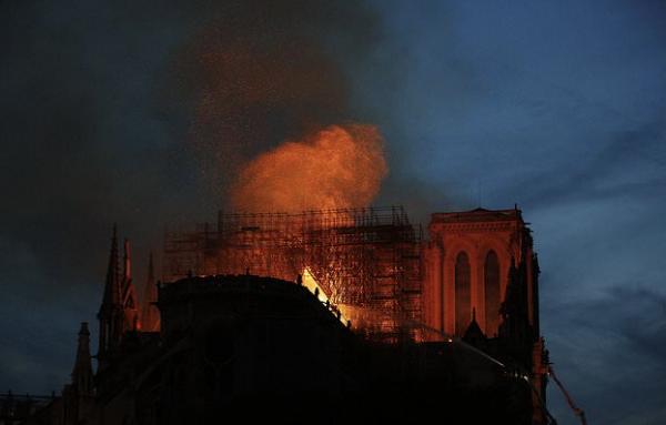 法國巴黎聖母院大火 尖頂塌下屋頂燒毀