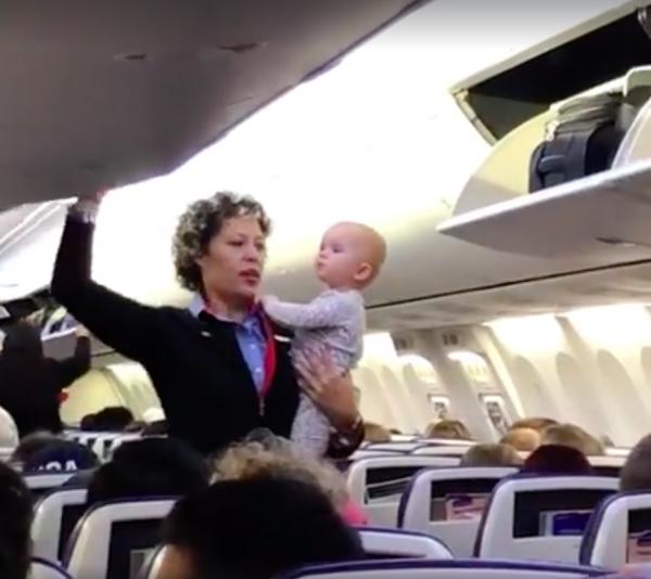 暖心空姐幫媽媽湊B 可愛女嬰機艙大派飛吻冧乘客