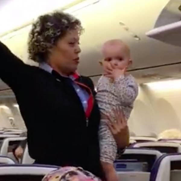 暖心空姐幫媽媽湊B 可愛女嬰機艙大派飛吻冧乘客