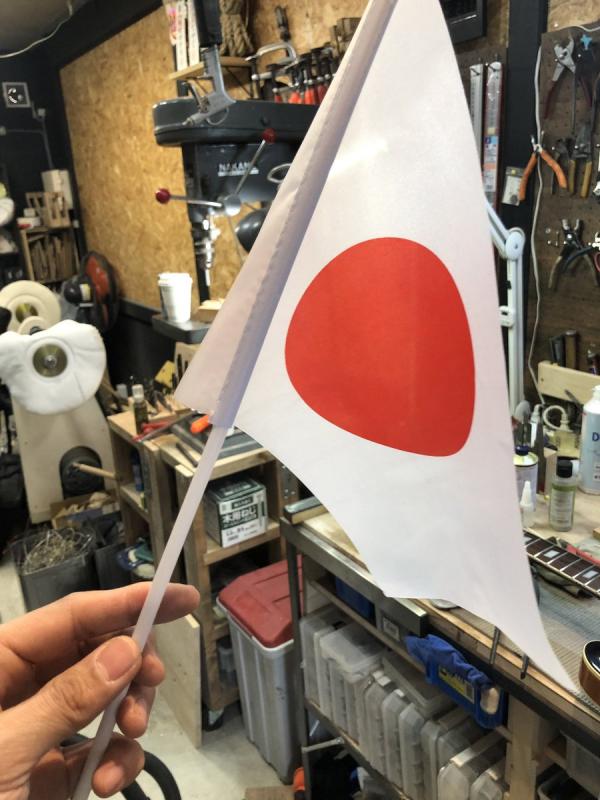 外籍男女自稱聽障人士 向途人硬塞日本國旗疑呃錢