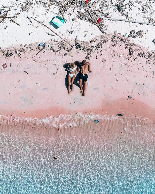 一年後重返印尼「粉紅沙灘」滿地垃圾 情侶呼籲勿修圖要正視問題