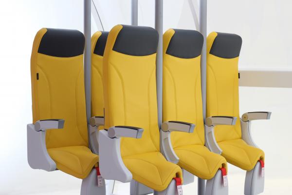 ，上年的展覽會曾公開「Skyrider 2.0」，今次由黃色椅背改為黑黃潑墨花紋，椅子間的銀色扶手已被移除