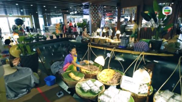 在商場入面竟然有個水上市場! 可以邊歎冷氣邊品嘗泰國街頭小食，而且環境、衛生一流。