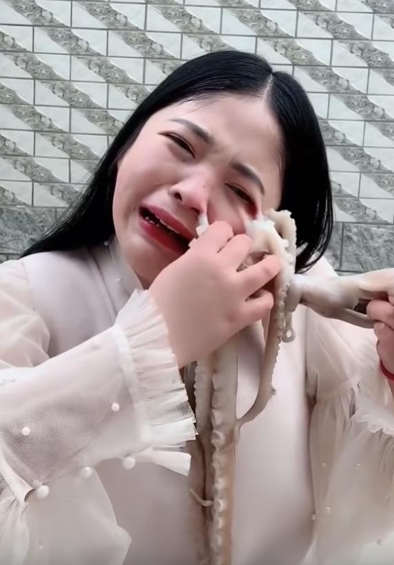 中國網紅直播生吞章魚反遭吸臉 哭喊硬扯至臉變形：毀容了！