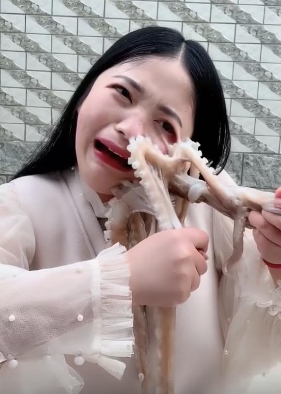 中國網紅直播生吞章魚反遭吸臉 哭喊硬扯至臉變形：毀容了！