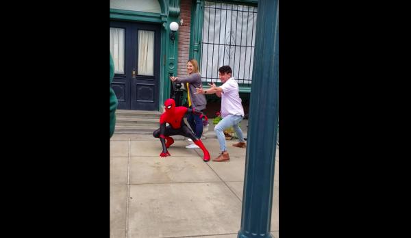 蜘蛛俠亂入迪士尼樂園 脫下面具Tom Holland驚喜現身！