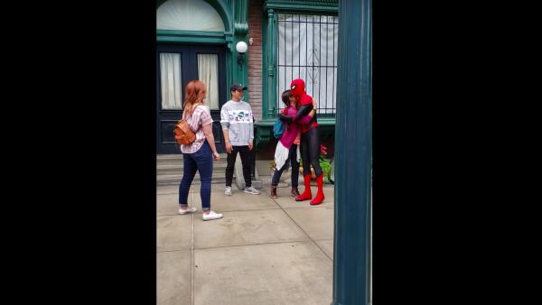 蜘蛛俠亂入迪士尼樂園 脫下面具Tom Holland驚喜現身！