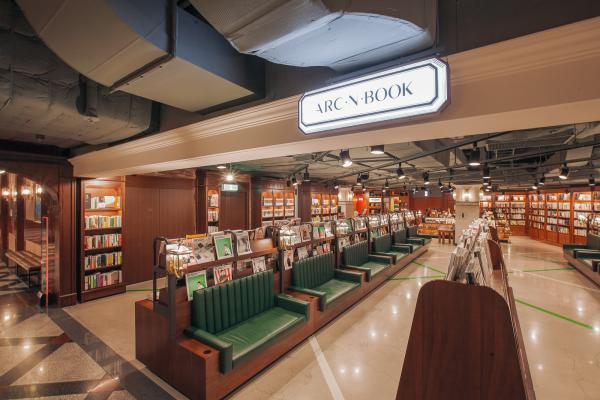 首爾新興復古書店ARC.N.BOOK  超夢幻書牆隧道！