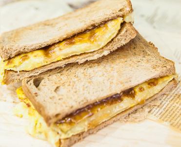 Hobong Toast (호봉토스트)中國大使館店地址﹕首爾市中區明洞2街 95-1 / 서울시 중구 명동2길 95-1營業時間﹕07:30 - 21:30 (星期六休息)前往方法﹕2號線「乙支路入口站」6號出口 / 4號線「明洞站」5號出口官方網站﹕http://www.hbtoastwich.com/ 首爾明洞美食懶人包