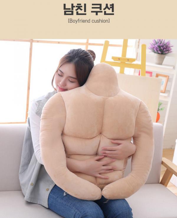 韓國網店推「六舊腹肌男友」抱枕 隨時隨地抱著「男友」！